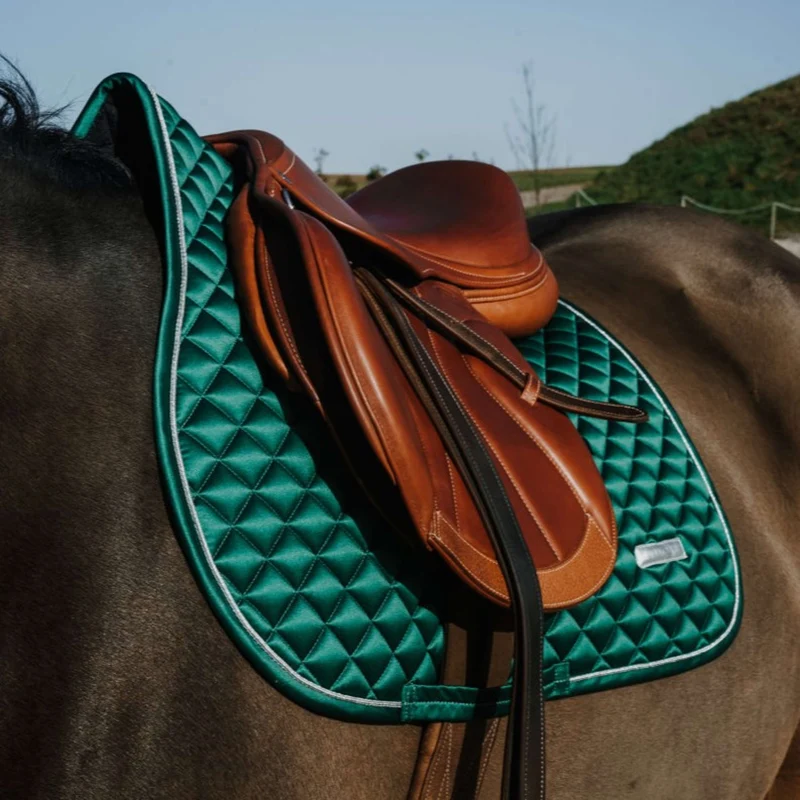 EQUITHÈME Tapis de Selle Nacre de Saut Vert Foncé