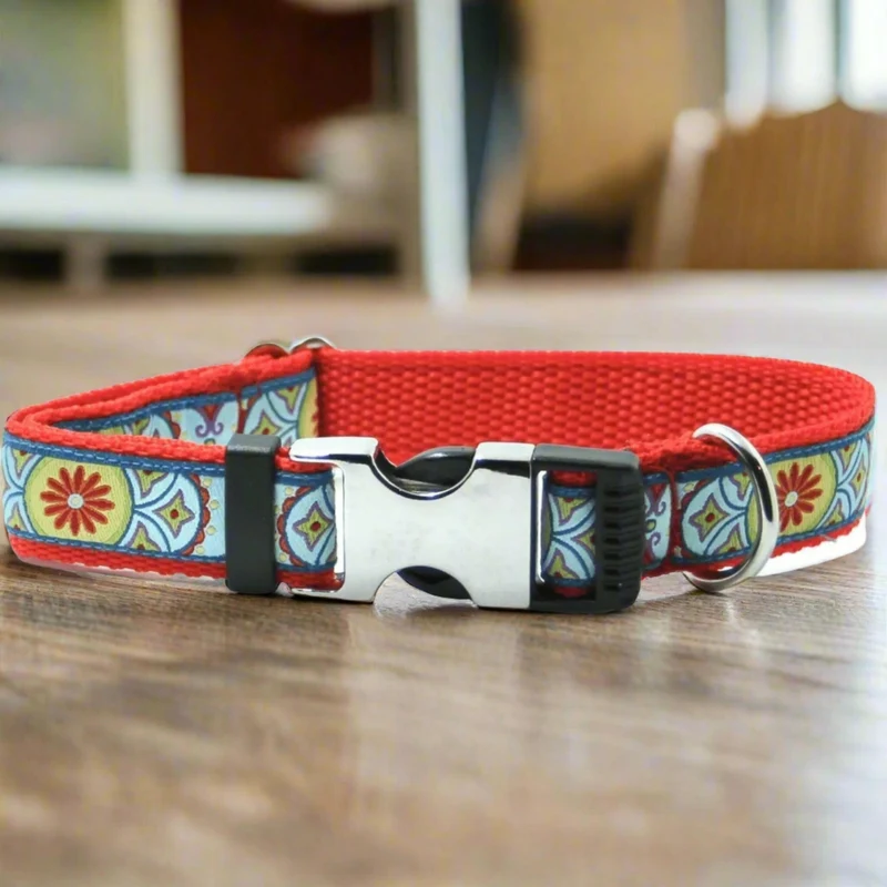 Collier pour chien à fleurs rouges
