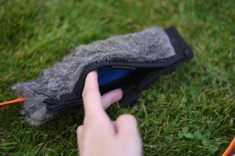 Jouet rabbit avec pochette à friandises et Anse