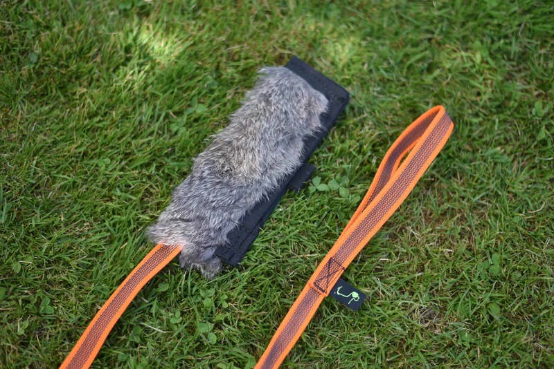 Jouet rabbit avec pochette à friandises et Anse