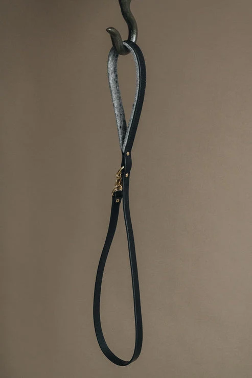 Laisse fine pour chien en cuir Hitch "Air" Band & Roll